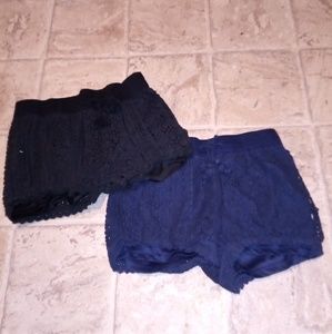 2 pairs of shorts black and white